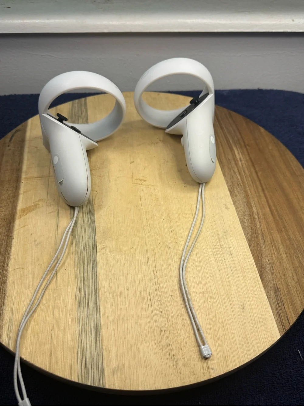 Oculus VR 64 GIG With Controllers And New Charging Stand By Nexigo